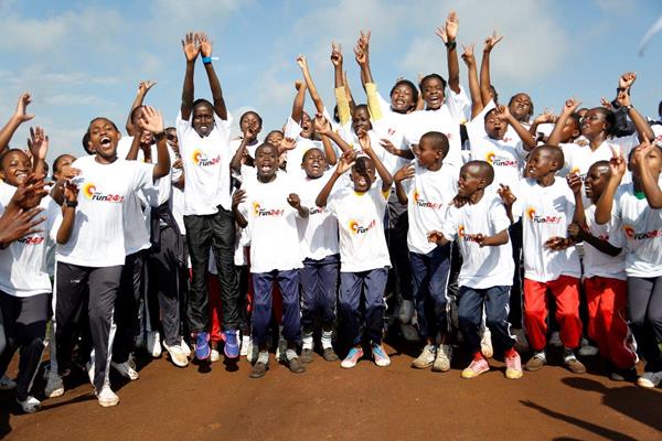 Vivian Cheruiyot and local children at the IAAF Run 24-1 event at Nairobi National Park (Organisers)