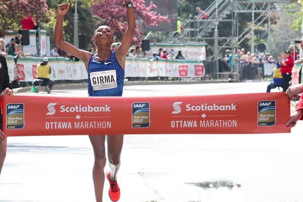 Tigist Girma winning the Ottawa Marathon (Victah Sailer/organisers)