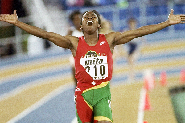 Maria Mutola wins the 800m at the 1991 IAAF World Indoor Championships (Getty Images)