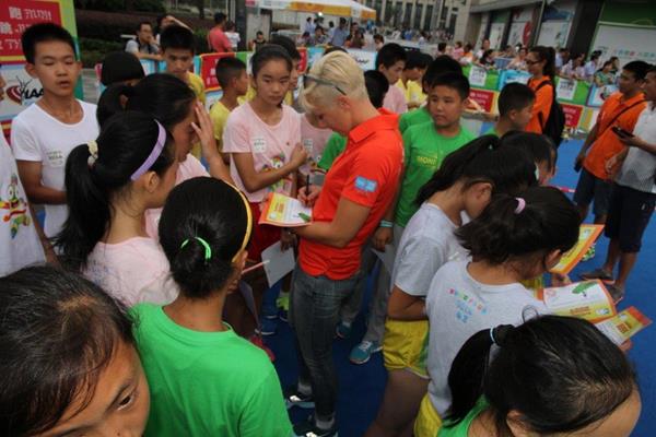 Kajsa Bergqvist at Kids' Athletics event in Nanjing (IAAF)