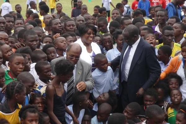 Dr Christine Kaseba Sata and IAAF Council Member Isaiah Kiplagat (right) at the launch of the the IAAF / Nestlé Kids’ Athletics programme in Zambia (ZAAA)