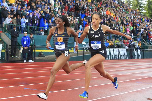 Kendall Ellis (l) makes up a 20-metre deficit to secure the 4x400m victory and team title for USC (Kirby Lee)