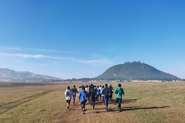 Athletes running in Kella Town (Cathal Dennehy)