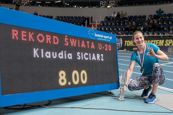 Klaudia Siciarz and her world U20 record board in Torun (PZLA/Organisers)