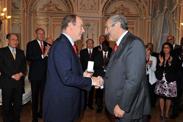 HSH Prince Albert II bestows the 'Médaille de Vermeil de l’Education Physique et des Sports' on Pierre Weiss (Gaëtan Luci)