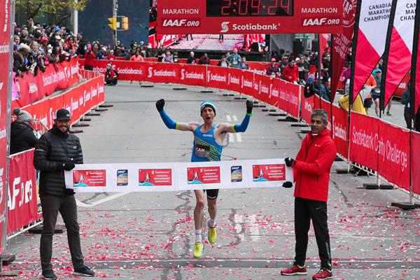 Cam Levins breaks the Canadian marathon record in Toronto (Victah Sailer)