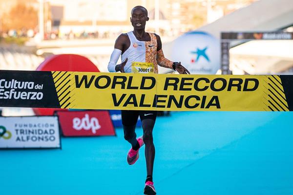 Joshua Cheptegei clocks 26:38 to smash 10km world record in Valencia (NN Running Team)