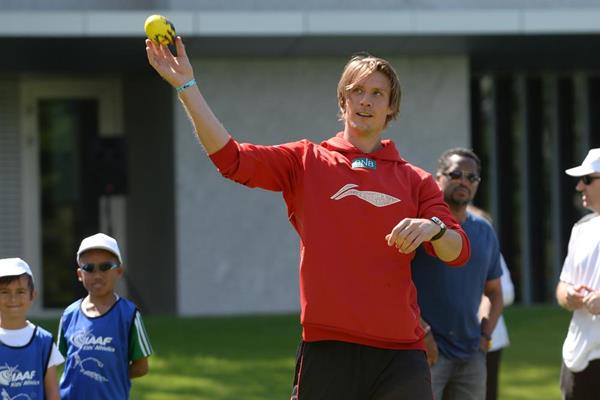 Andreas Thorkildsen throws the vortex javelin at the IAAF / Nestlé Kids’ Athletics demonstration in Vevey, Switzerland (Jiro Mochizuki)