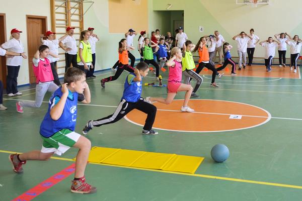 Children and teachers take part in training at the IAAF / Nestlé Kids’ Athletics activation in Lviv, Ukraine (Organisers)