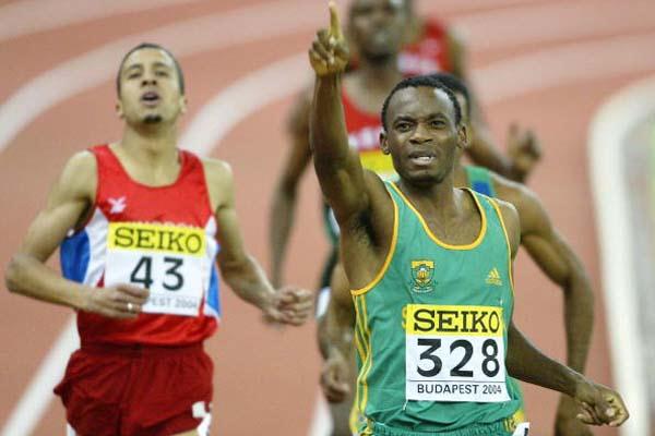 South Africa's Mbulaeni Mulaudzi celebrates winning the 800m at the 2004 IAAF World Indoor Championships in Budapest (Getty Images)
