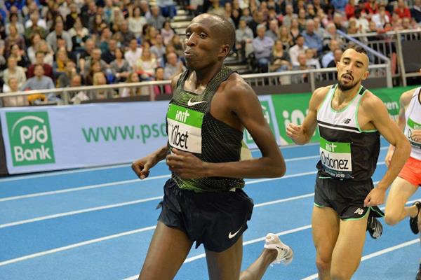 Vincent Kibet en route to his 1500m victory in Karlsruhe (Jiro Mochizuki)