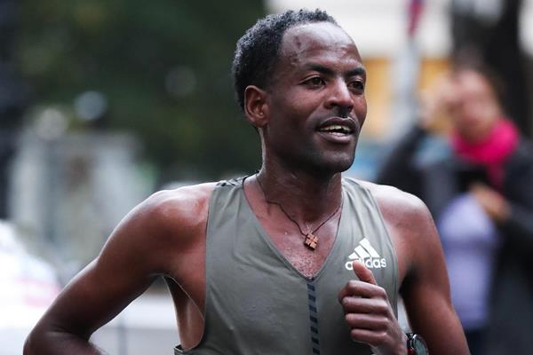 Guye Adola at the Berlin Marathon (Victah Sailer)