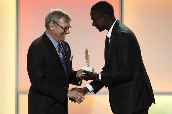 Peter Snell presents David Rudisha with the male performance of the year award at the 2012 IAAF Gala (Getty Images)