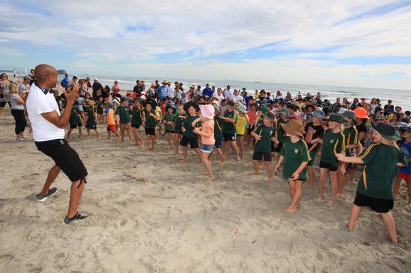 Mike Powell at the IAAF / Nestle Kids' Athletics event in Mt Maunganui , New Zealand (Athletics New Zealand)