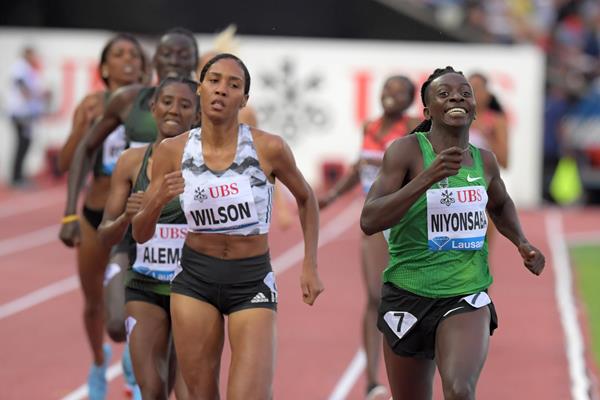 Francine Niyonsaba en route to 800m victory in Lausanne (Gladys Chai von der Laage)