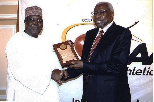 President Diack presents an IAAF Plaque of honour to Hamad Kalkaba Malboum (Oumar Ba "Le Soleil")