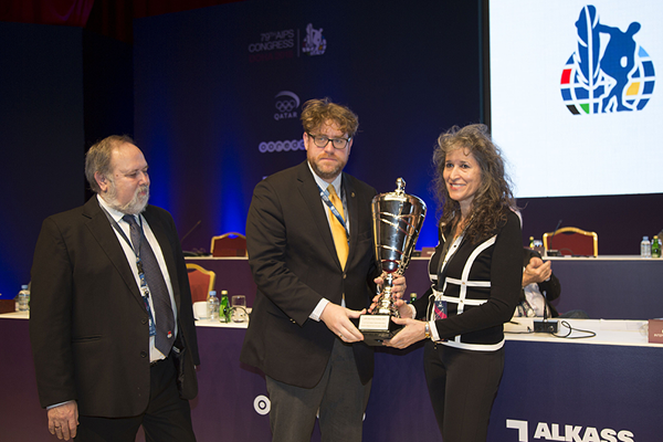 President of the Hungarian Sports Writers Association Gyorgy Szollosi (centre) and AIPS Executive Committee Member Deszo Dobor (left) present Anna Legnani of the IAAF with the AIPS award for best press facilities (AIPS)
