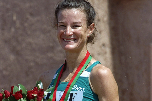 Sonia O'Sullivan after taking gold at the 1998 IAAF World Cross Country Championships (Getty Images)