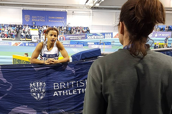 Jazmin Sawyers talks to her coach, Kelly Sotherton (British Athletics)