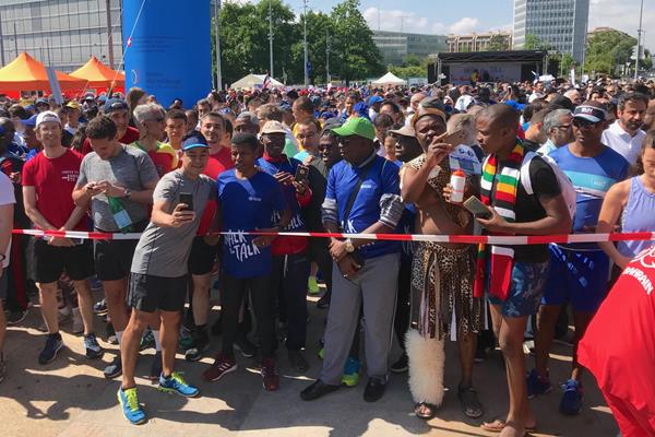 A final flurry of selfies before Haile Gebrselassie begins his run in Geneva (Bob Ramsak)