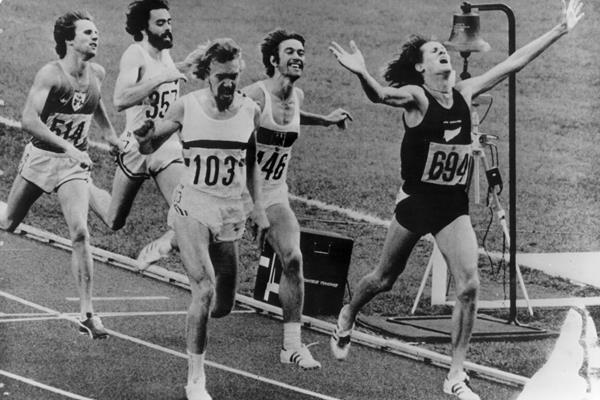 John Walker (r) of New Zealand winning the 1976 Olympic 1500m title (AFP/Getty Images)