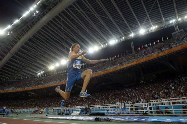 Christian Olsson of Sweden triple jumping in front of a capacity crowd in Athens (Getty Images)