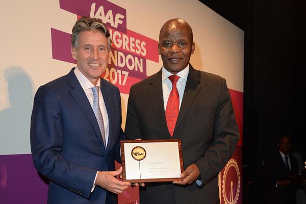 Aleck Skhosana of South Africa receiving his IAAF Plaque of Merit from IAAF President Sebastian Coe in London (Getty Images)