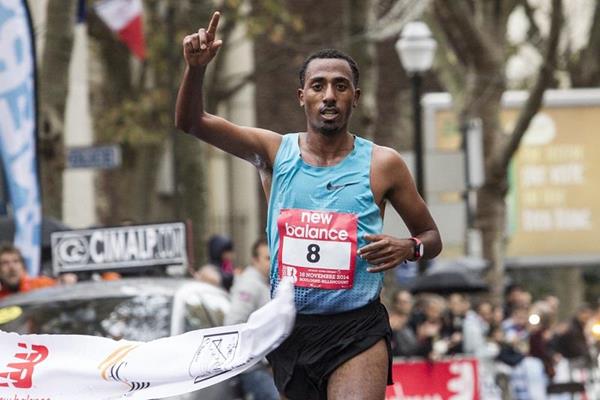 Yitayal Atnafu winning the 2014 Semi-Marathon de Boulogne-Billancourt (Anthony Chaumontel)