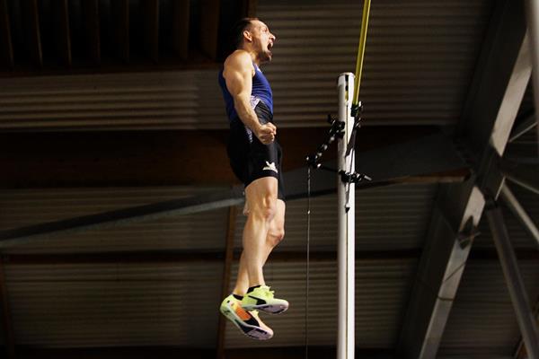 Renaud Lavillenie in action in Clermont-Ferrand (Jean-Pierre Durand)
