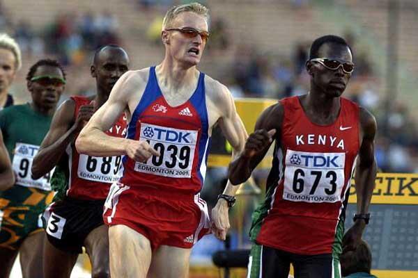 Andre Bucher follow Wilfred Bugei (Edmonton 2001) (Getty Images)