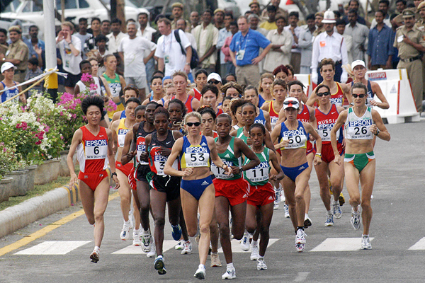 The women's lead pack at the 2004 IAAF World Half Marathon Championships in New Delhi (AFP / Getty Images)