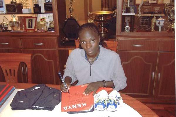 Catherine Ndereba donates World Championships kit to the IAAF (IAAF)