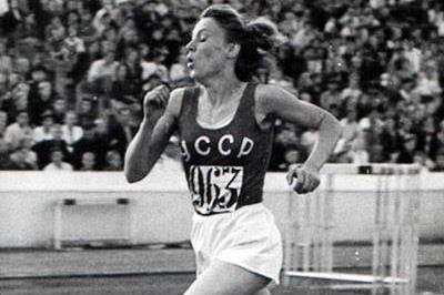 Soviet middle-distance runner Nina Otkalenko on her way to setting an 800m world record ()