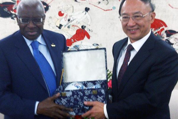 Lamine Diack with China’s Sport Minister Liu Peng (IAAF)