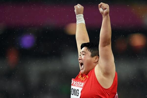 Gong Lijiao celebrates her shot put victory (Getty Images)