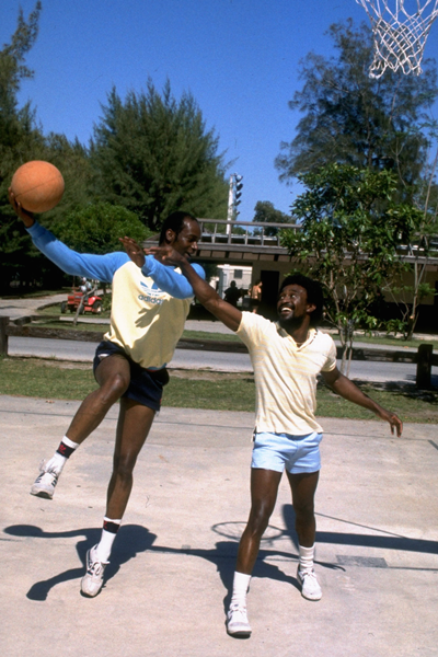 Bob Beamon plays basketball ()