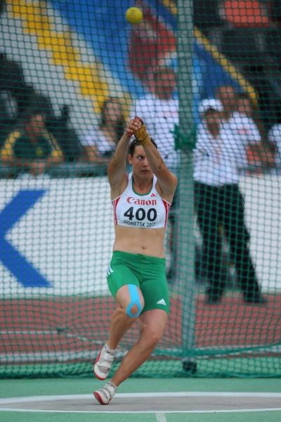 Reka Gyuratz of Hungary on her way to gold in the hammer at the 2013 World Youth Championships (Getty Images)