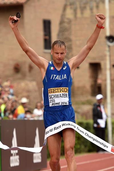 Alex Schwazer crosses the 50km finish line at the IAAF World Race Walking Team Championships Rome 2016 (Getty Images)