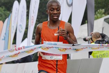 Stephen Mokoka wins the 2015 Shanghai Marathon (Organisers)