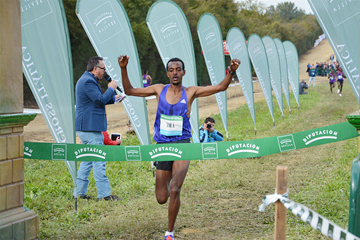 Tamirat Tola winning at the 2016 Cross Internacional de Italica (Foto ANOC)