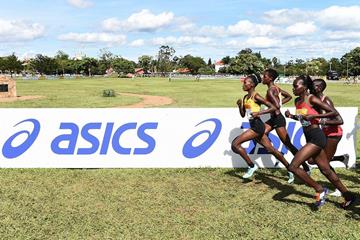 Runners in the U20 women's race at the IAAF World Cross Country Championships Kampala 2017 (Jiro Mochizuki)