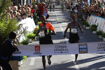 Abdisa Sori and Edeo Telo battle for victory at the 2013 Marathon des Alpes-Maritimes Nice-Cannes (Organisers / mouv-up.com)