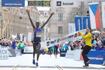 Daniel Wanjiru winning at the 2015 Prague Half Marathon (Organisers)
