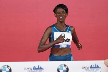 Aberu Kebede winning the 2014 BMW Frankfurt Marathon (organsers / Victah Sailer)