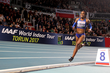 Genzebe Dibaba on her way to winning the 1500m at the IAAF World Indoor Tour meeting in Torun (Jean-Pierre Durand)