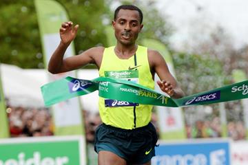 Kenenisa Bekele wins the Paris Marathon in a course record of 2:05:03 (Jiro Mochizuki)