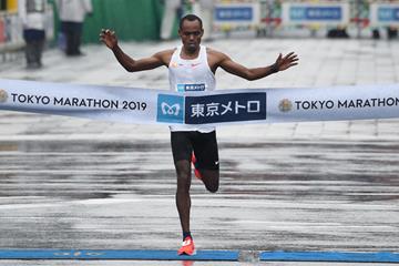 Birhanu Legese wins the Tokyo Marathon (AFP / Getty Images)