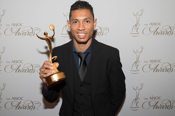 Wayde van Niekerk with the ANOC award for best male athlete of Rio 2016 (Getty Images)