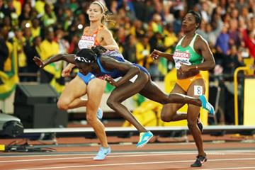 Tori Bowie tumbles at the line in the finish of the 100m at the IAAF World Championships London 2017 (Getty Images)