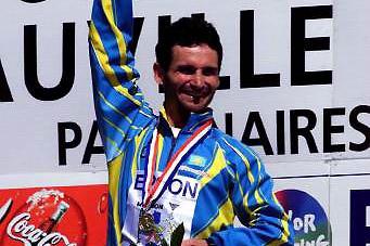 Sergey Korepanov with his gold medal (© Allsport)